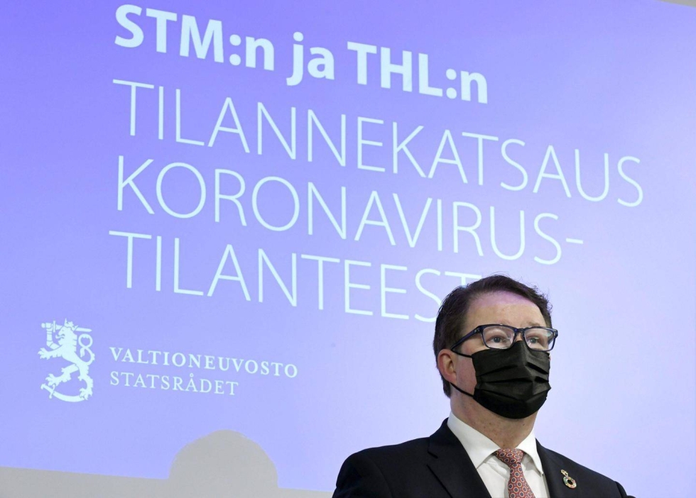 Esimerkiksi sosiaali- ja terveysministeriön sekä THL:n henkilöstön ylityömäärät ovat nousseet rutkasti koronaepidemian myötä. Yksi korona-aikana tutuiksi tulleiksi kasvoista on THL:n johtaja Mika Salminen.