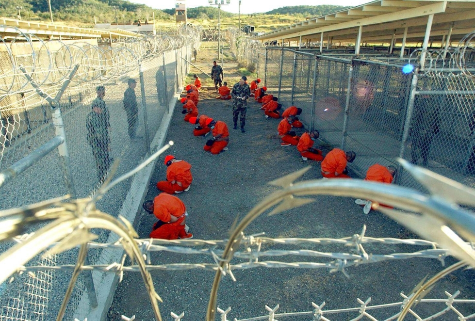 Yhdysvaltain laivastolta saadussa kuvassa näkyvät ensimmäiset Taleban- ja al-Qaida-vangit, jotka tuotiin Guantanamo Bayhin 11.1.2002. Kaksi näistä miehistä on edelleen Guantanamossa.