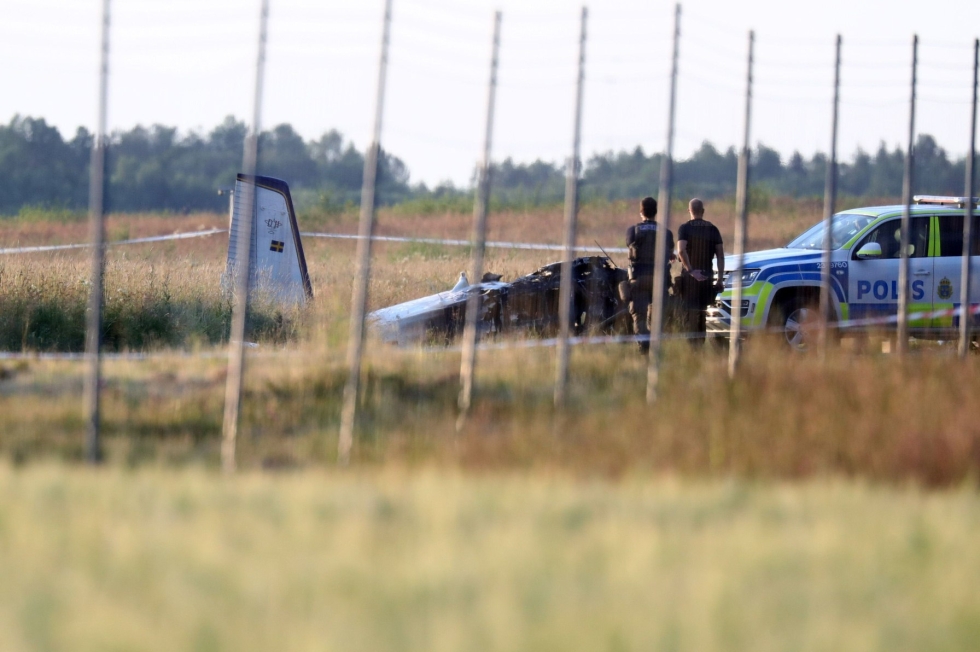 Ruotsin Örebrossa putosi torstai-iltana pienlentokone, jonka kyydissä oli kahdeksan laskuvarjohyppääjää sekä koneen lentäjä. LEHTIKUVA/TT