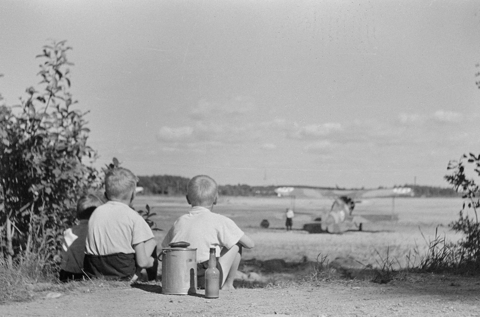 Pojat ihailevat eväsretkellään Lentolaivue 16:n Gloster Gladiatoria Linnunlahden rantakentällä heinäkuussa 1941.