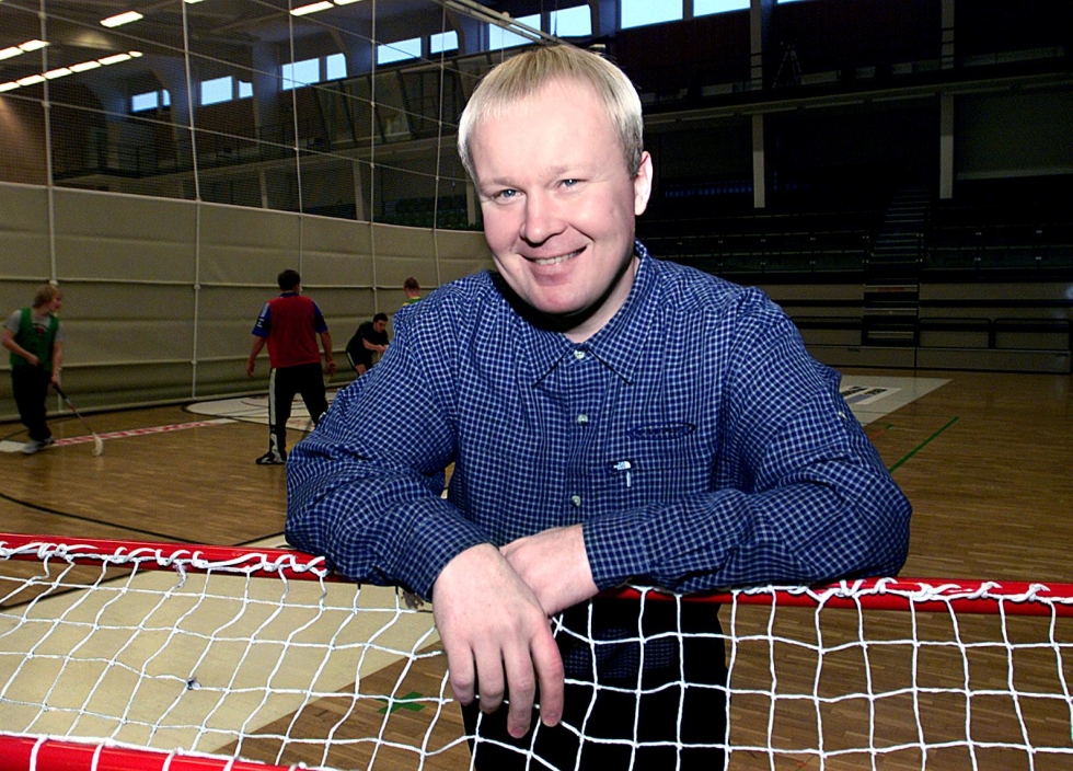 Antti Ruokonen muistelee lämmöllä takavuosien tapahtumia Josban edustusjoukkueessa. Tiukassa paikassa valmentaja kaivoi kassista esille stringit, jotka pelaajat pukivat päälleen otteluun. Ruokonen arkistokuvassa helmikuulta 2003.
