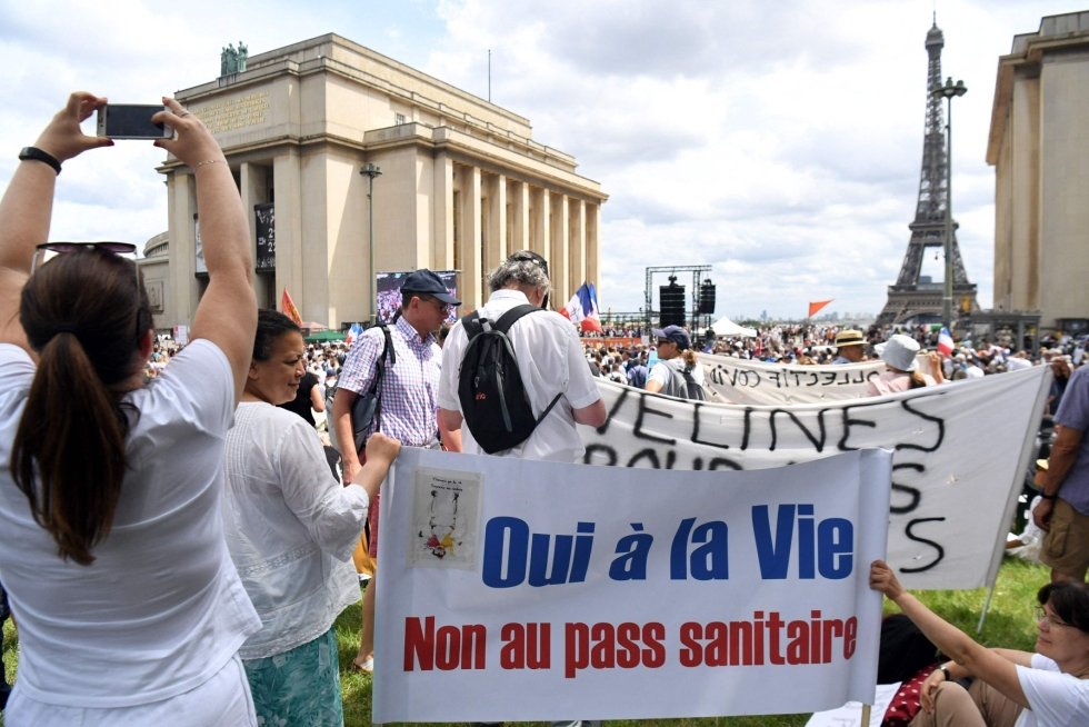 Muun muassa Pariisissa osoitettiin viikonloppuna laajasti mieltä koronapassia vastaan. Kyllä elämälle, ei terveyspassille, luki mielenosoittajien kyltissä. LEHTIKUVA/AFP 