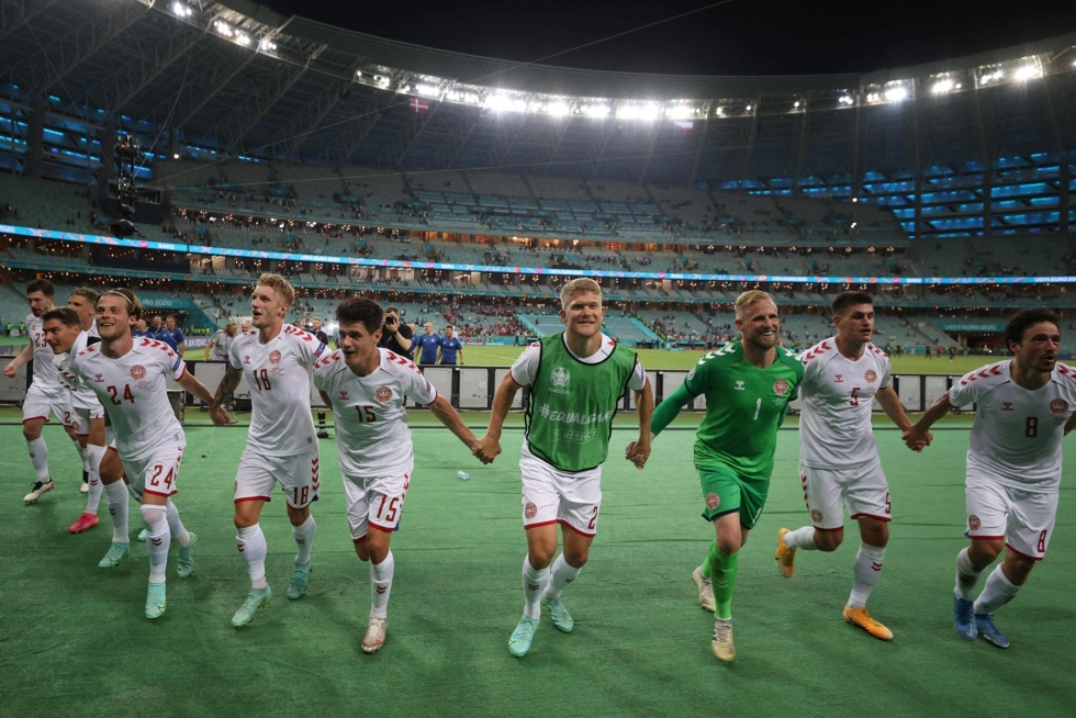 Tanskan pelaajat iloitsivat Tshekki-voitosta ja EM-kisojen jatkoonpääsystä stadionilla Bakussa. LEHTIKUVA / AFP 