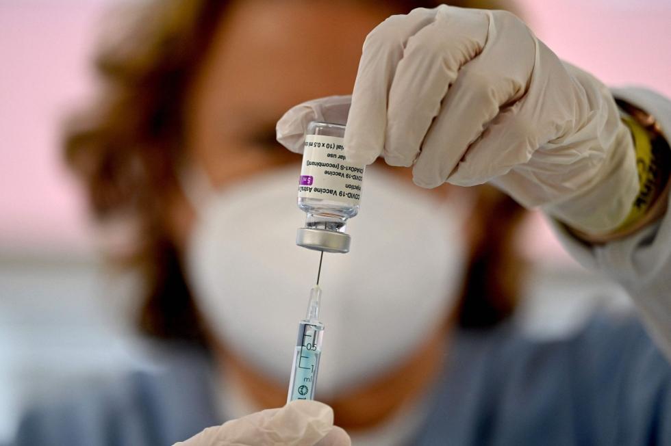 AstraZenecan rokotteeseen havaittiin liittyvän vakavia, mutta hyvin harvinaisia veren hyytymishäiriöitä. LEHTIKUVA / AFP