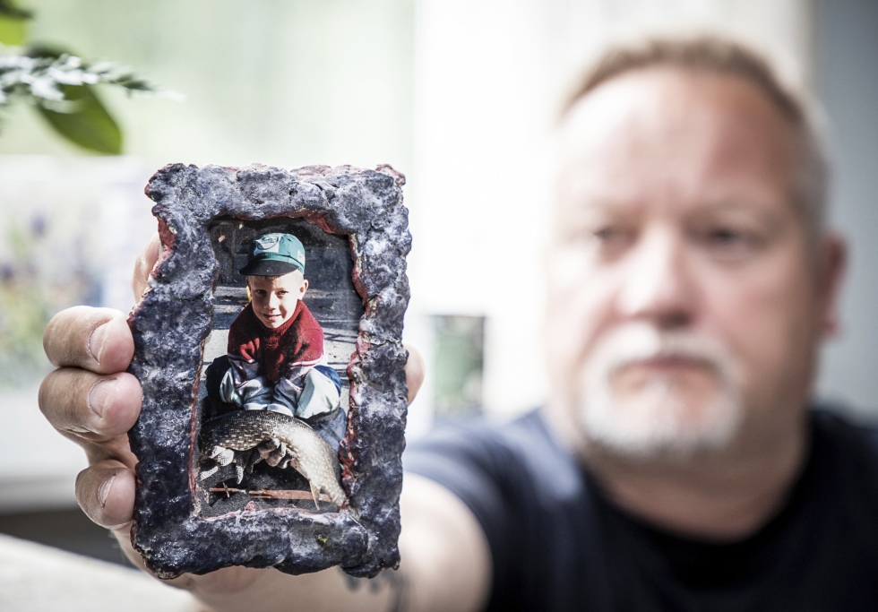 Jussi Peltola oli jo pikkupoikana innokas kalastaja. Poika elää Juha Peltolan perheessä kuvien ja muistojen kautta. Epätietoisuuden päättyminen toi valtavan helpotuksen, vaikka mukana oli surua.