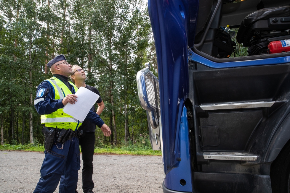 Raskaan liikenteen valvontaan päätyi Juha Männistö, joka kuljettaa autollaan punnuksia. Tarkistusta tekee poliisin Petri Malo.