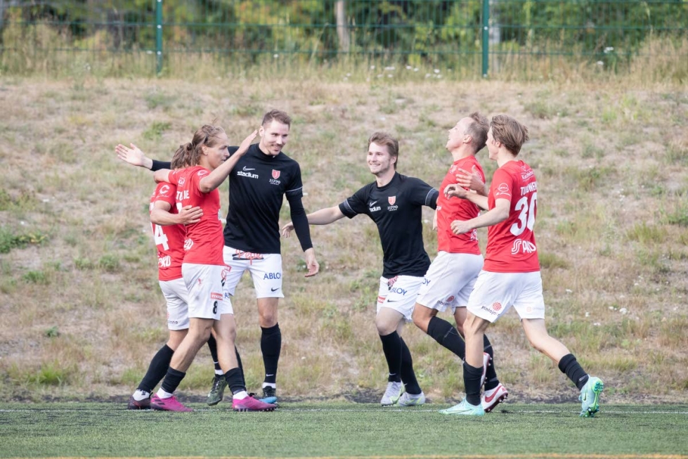 Jippo viilettää kahden ottelun voittoputkessa. Kuvassa joensuulaispelaajat juhlivat maalia Ekenäs IF:ää vastaan viime lauantaina, nyt punapaidat kukistivat HJK:n farmijoukkue Klubi 04:n.