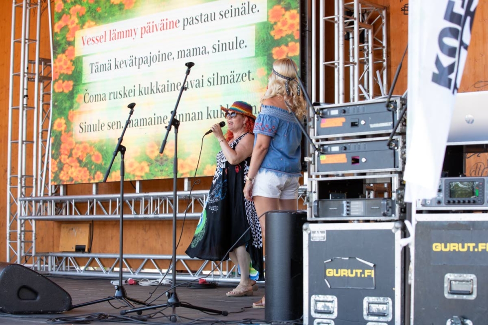Virpi Eronen osallistui Joensuun Kulttuuritorilla pidettyyn Karaoke karjalaksi -tapahtumaan. Hän lauloi Maman kevätpajoisen yhdessä Taru-Tuija Hyykyn kanssa.