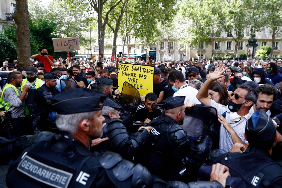 Pelkästään Ranskassa oli lauantaina liikkeellä noin 160 000 ihmistä, kertoo muun muassa uutistoimisto AFP. Pariisissa poliisi käytti mielenosoittajia vastaan kyynelkaasua ja vesitykkejä.  LEHTIKUVA / AFP