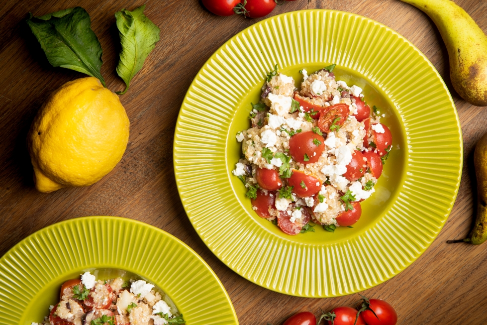 Tomaatti-kvinoasalaatti on sopiva lounas helteiseen kesäpäivään.