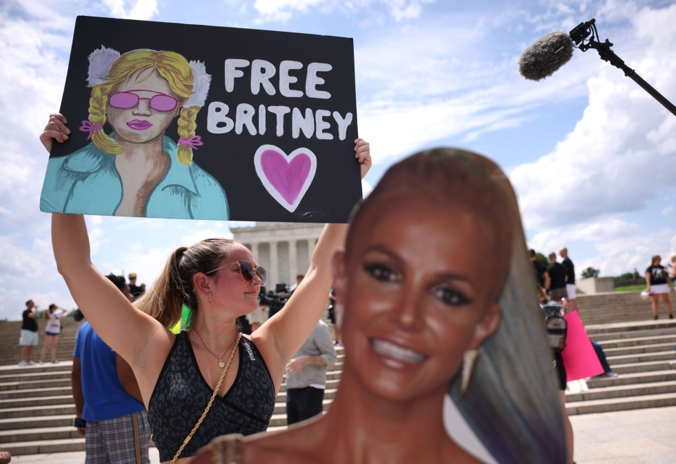 Britney Spearsin lukuisat fanit  ja useat julkisuuden henkilöt ovat vaatineet holhousjärjestelyn lopettamista. LEHTIKUVA / AFP
