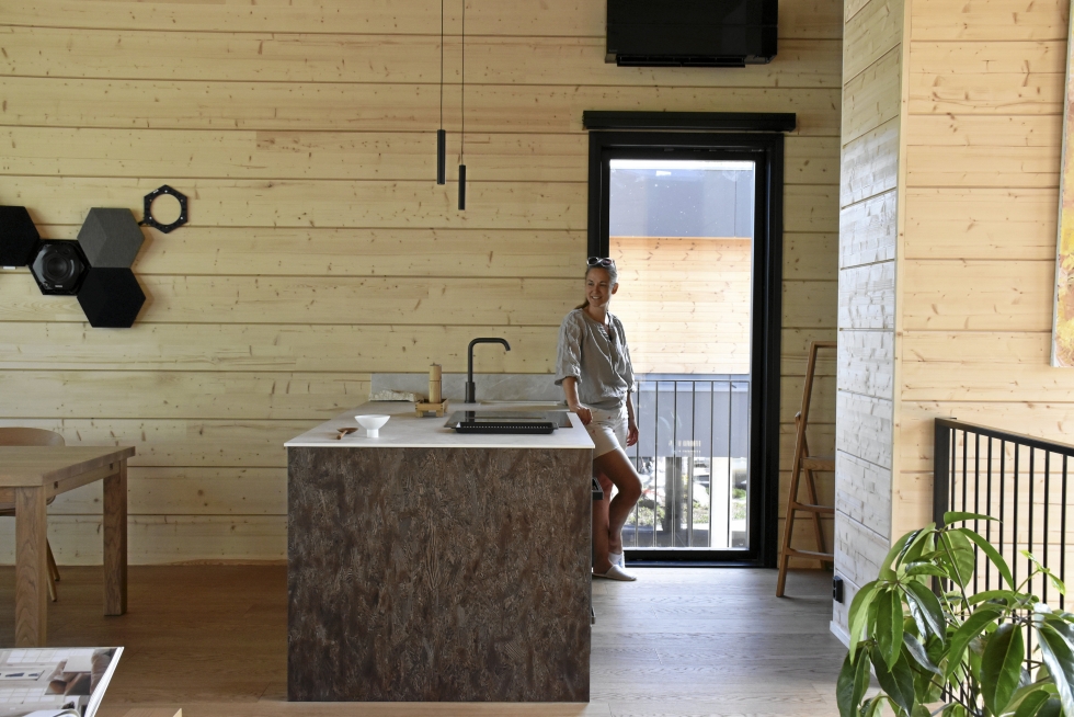 Pauliina Piirainen suunnitteli Villa Nordic Stories -taloon pienen keittiön, joka vastaa täsmälleen perheen tarpeisiin. Tilavaan saarekkeeseen upotettuihin kaappeihin mahtuu 