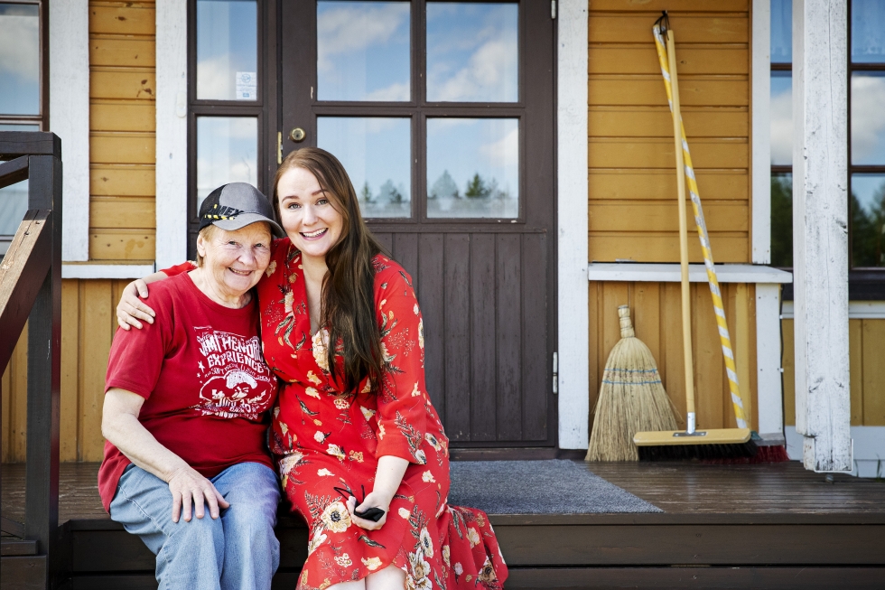 Marja-Leena Majuri tykkää kotona tehdä puutöitä ja leipoa, mutta myös istua kuistilla. Kansainvälisesti menestystä niittänyt tytär Sini Majuri kiittää äitiään luovuuteen kannustamisesta ja tukiverkkona olemisesta.