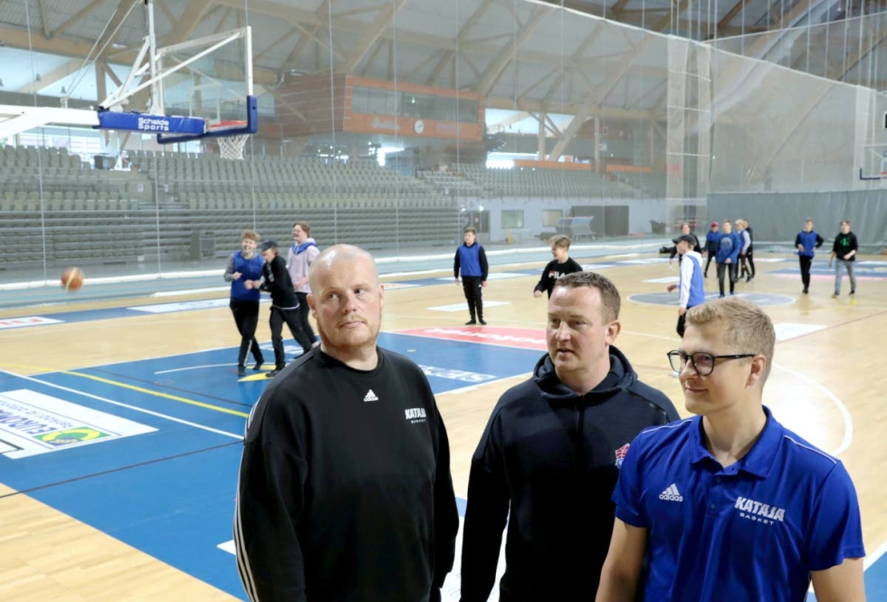 Joensuun Katajan valmentajat Petri Velling ja Petri Virtanen sekä seuran toiminnanjohtaja Johannes Lasaroff ovat kasanneet liigajoukkueen pakettia tulevaksi kaudeksi.