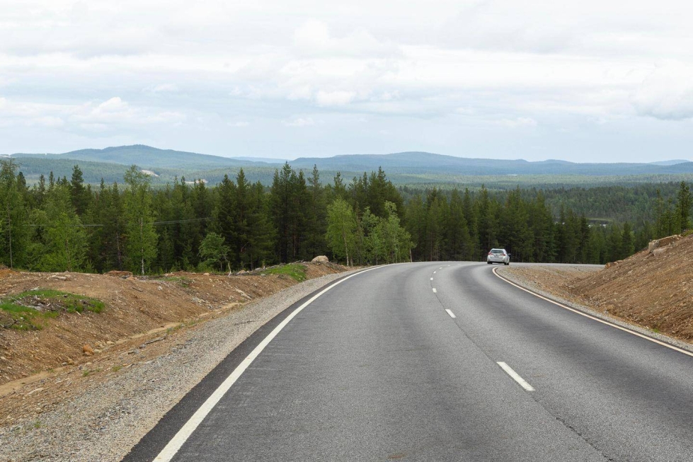 Ivalosta Nellimiin johtava, vuonna 2019 päällystetty tie tarjoaa vaaranäkymiä.