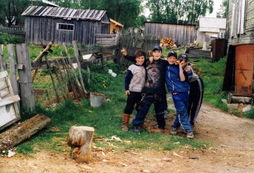 Markus Lehtipuu kuvasi tämän poikajoukon Lentiiran kylässä Lieksan korkeudella vuonna 2001.
