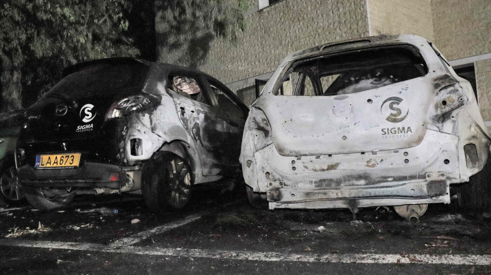 Tuhannet koronarajoituksia ja -rokotuksia vastustavat mielenosoittajat vahingoittivat ja polttivat useita autoja Kyproksen pääkaupungissa Nikosiassa sijaitsevan televisioaseman edustalla sunnuntai-illan ja -yön aikana. LEHTIKUVA / AFP