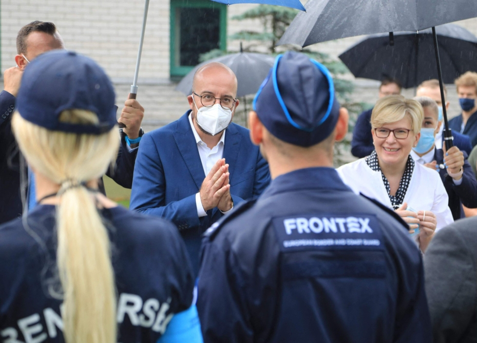 Liettua on saanut apua Euroopan raja- ja merivartiovirasto Frontexilta. Eurooppa-neuvoston puheenjohtaja Charles Michel (keskellä) ja Liettuan pääministeri Ingrida Simonyte tapasivat kuun alussa viraston edustajia Valko-Venäjän rajalla. LEHTIKUVA/AFP
