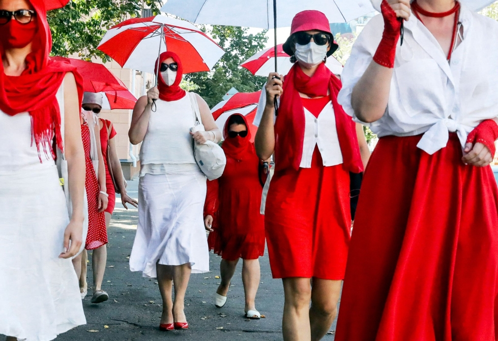 Valkovenäläiset naiset marssivat sunnuntaina Minskissä osoittaakseen solidaarisuutta maansa poliittisille vangeille, joita arvioidaan olevan noin 560. LEHTIKUVA / AFP