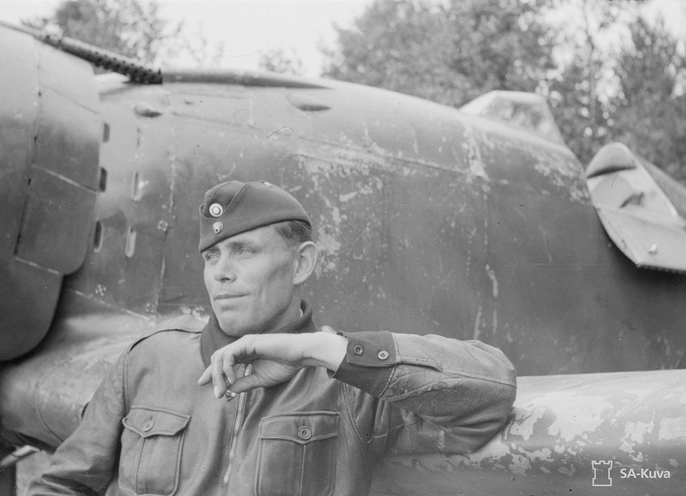 Vääpeli Oiva Tuominen nojailee Fiat G.50 -hävittäjään Joensuussa 7.7.1941. Elokuussa 1941 Tuomisesta tuli Ilmavoimien ensimmäinen lentävä ritari, kun hänelle myönnettiin Mannerheim-risti.