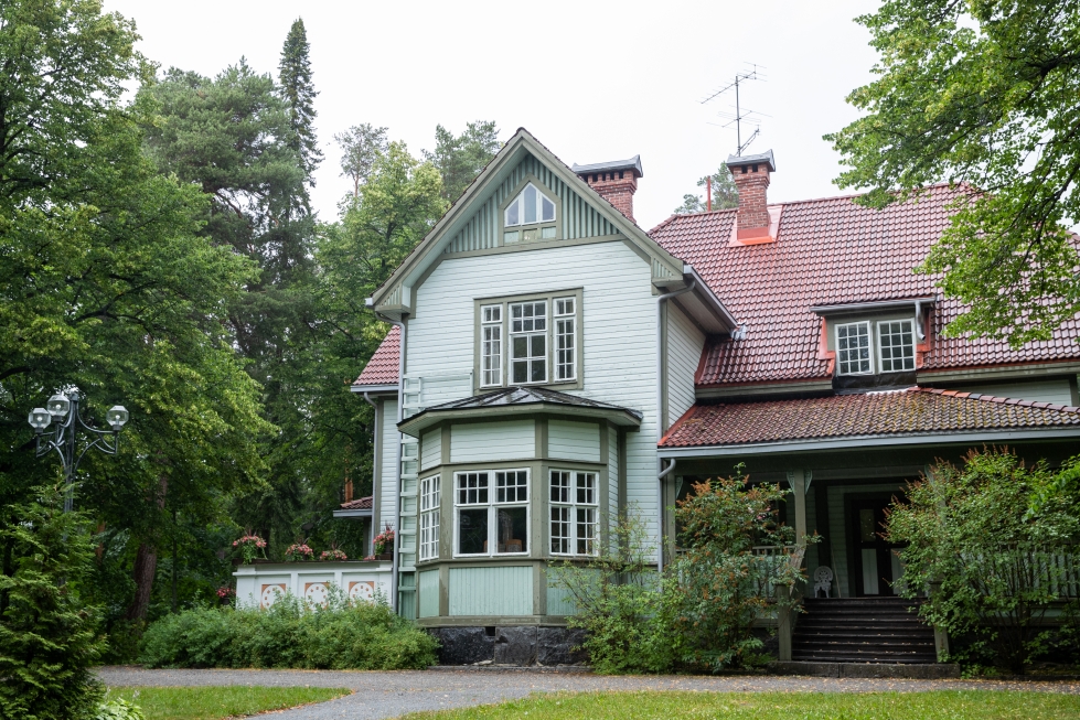 Nykyisin Joensuun kaupungin edustushuvilana toimivassa Vainoniemen huvilassa majoittui jatkosodan aikaan Lentolaivue 46:n henkilöstöä.
