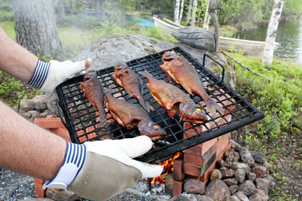 Kotimainen kala maistuu kesällä herkulliselta vaikkapa savustettuna.