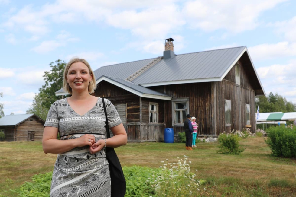 Nurmeslainen Anu Huusko esitteli Pulkkilan vanhaa taloa, jossa hänen mummonsa Olga Lipponen vietti lapsuutensa. Pulkkila oli aikoinaan kylän keskus, jossa ristesivät kaikki alueen kulkureitit.