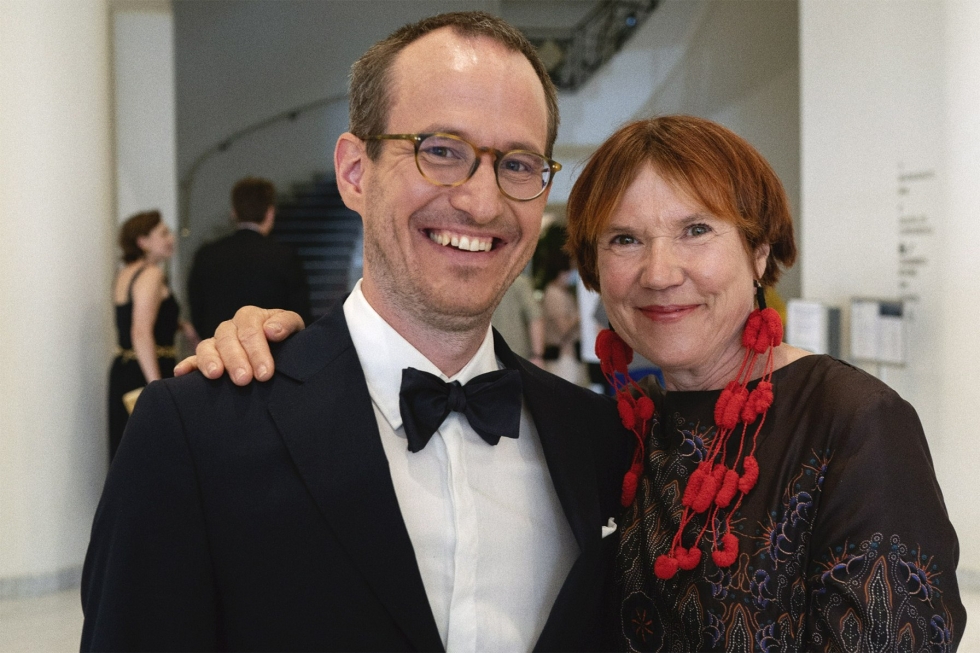 Ohjaaja Juho Kuosmanen ja Hytti nro 6 -kirjan kirjoittaja Rosa Liksom punaisella matolla Cannesin elokuvajuhlilla. LEHTIKUVA / HANDOUT / SAMI KUOKKANEN