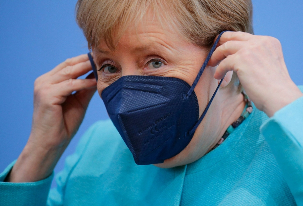 Liittokansleri Angela Merkel sanoi torstaina lehdistötilaisuudessa odottavansa koronatapausten kaksinkertaistuvan Saksassa seuraavien kahden viikon aikana.  LEHTIKUVA / AFP 