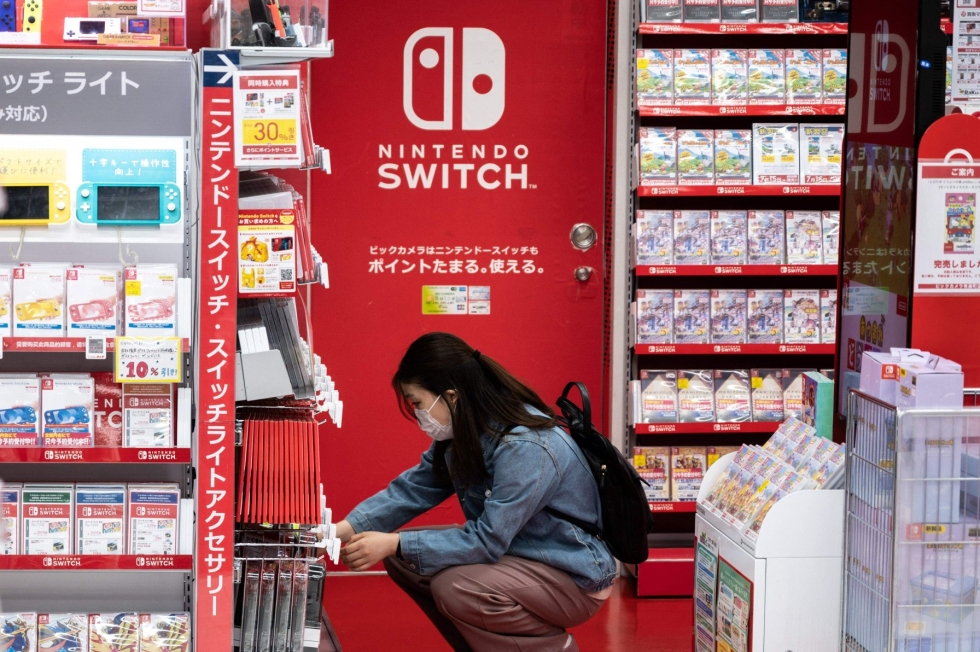 Nintendo kertoi maaliskuussa päättyneen tulosvuoden aikana ennätyksellisistä tuloksista. Koronapandemian myötä lisääntynyt kotonaolo on siivittänyt peliyhtiöiden tulosta ympäri maailman.  LEHTIKUVA / AFP