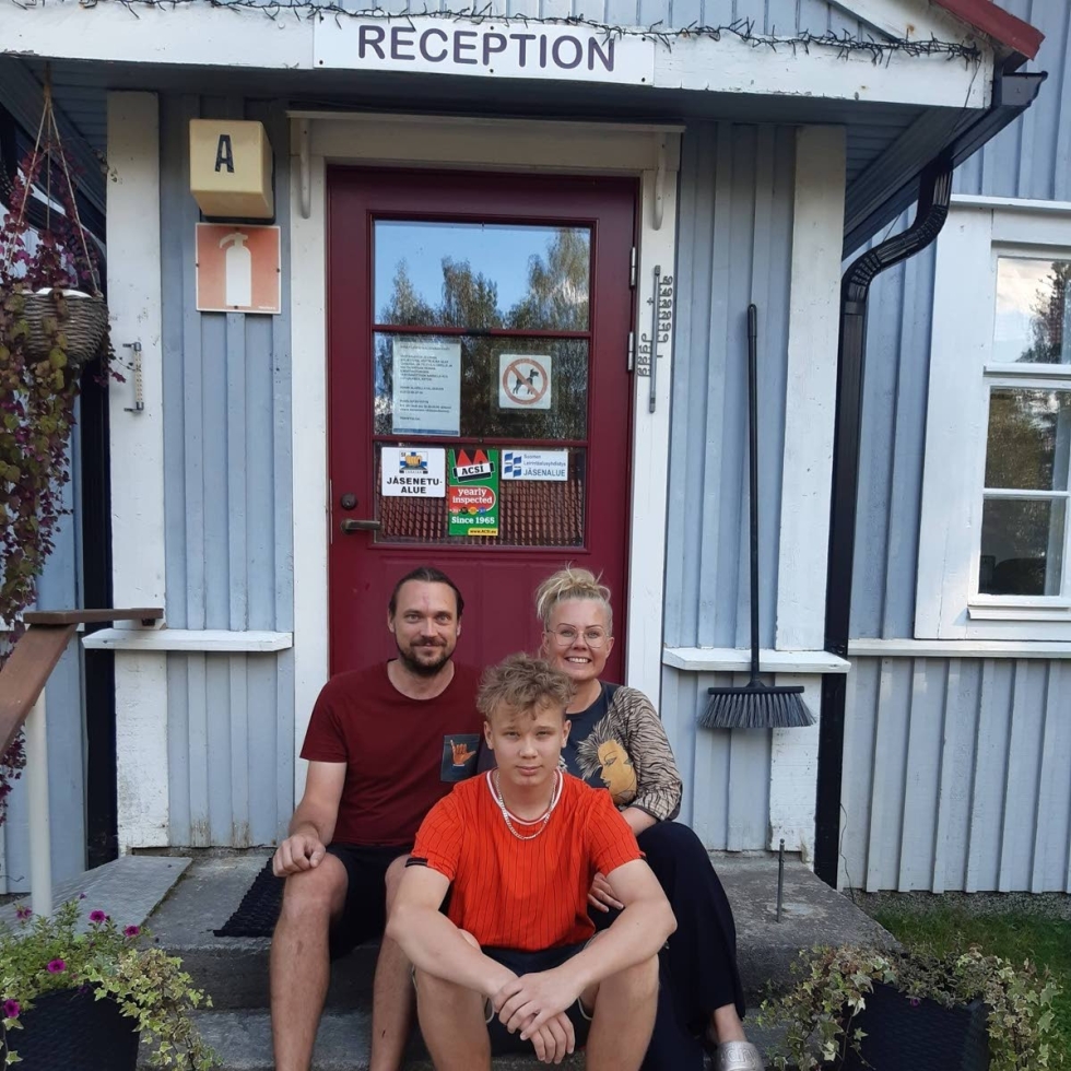 Tiina Kujamäki ja Mika Kanerva poikansa Vernerin kanssa ovat Koli Freetimen tuoreet omistajat.