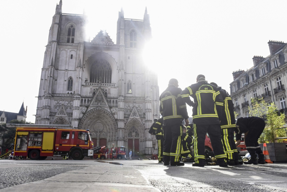 Nantesin katedraalin keskeiset rakenteet saatiin pelastettua liekeiltä, mutta tuli tuhosi viime vuoden heinäkuussa muun muassa kirkon 400 vuotta vanhat urut. LEHTIKUVA / AFP 
