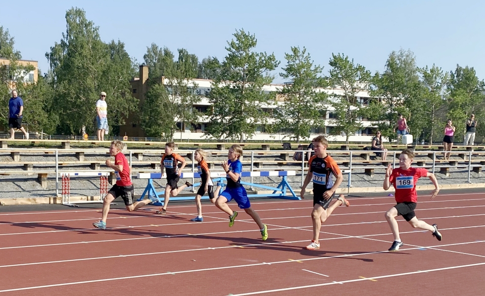Arkistokuva 13-vuotiaiden poikien 60 metrin juoksusta seuracupin ensimmäisessä karsintakisassa Joensuun keskuskentällä vuonna 2021.