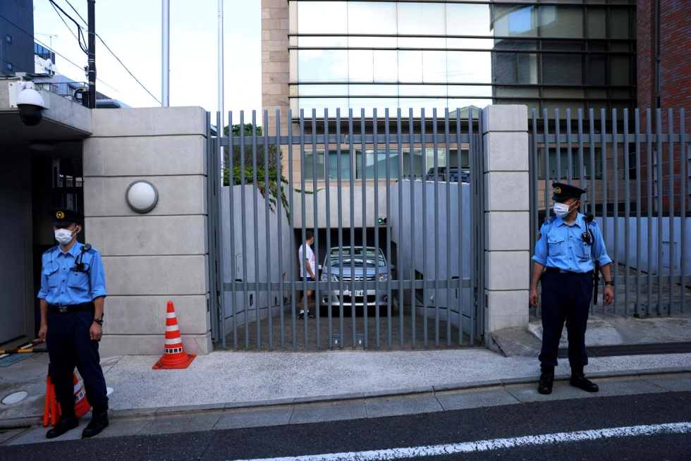Japanilaiset poliisit vartioivat, kun Krystsina Tsimanouskajaa tiettävästi kuljettanut auto lähti Puolan lähetystöstä Tokiossa. LEHTIKUVA/AFP