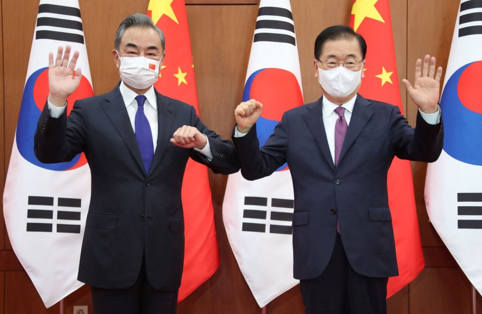 Keskiviikon testit tulivat samana päivänä, kun Etelä-Korean ulkoministeri Chung Eui-Yong (oik.) isännöi kiinalaisen virkaveljensä Yi Wangin (vas.) vierailua. LEHTIKUVA/AFP 