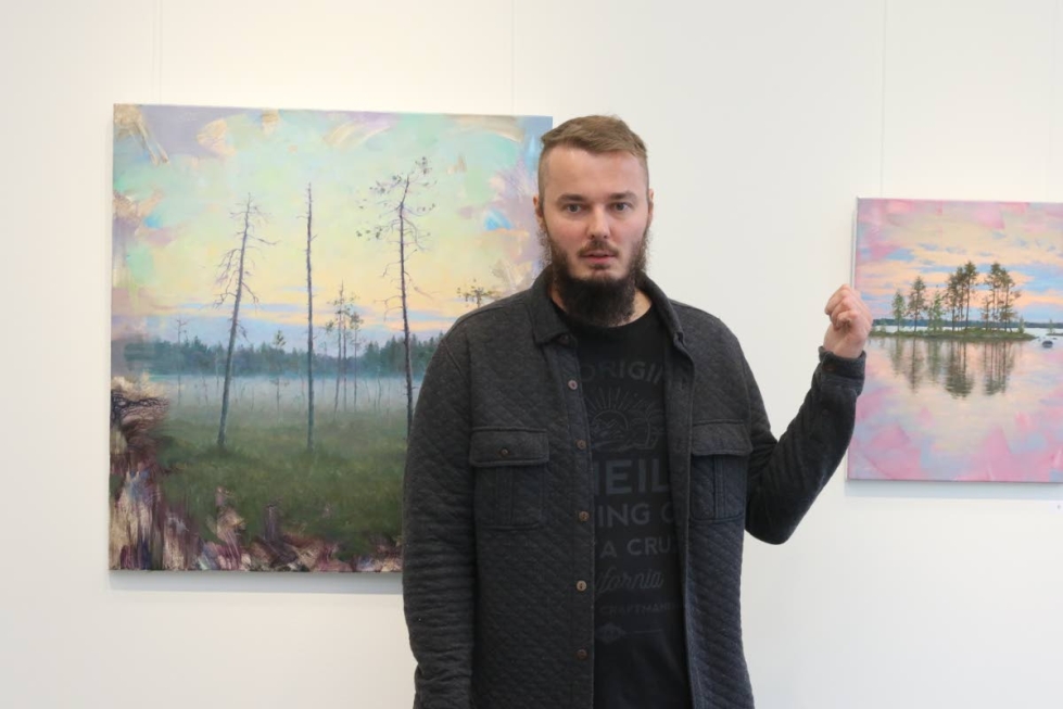 Antti Hakkaraisen työt syntyvät siten, että hän hakeutuu syrjäiselle seudulle aistimaan luonnon tunnelmaa, ja purkaa kokemaansa maalauksiksi. 