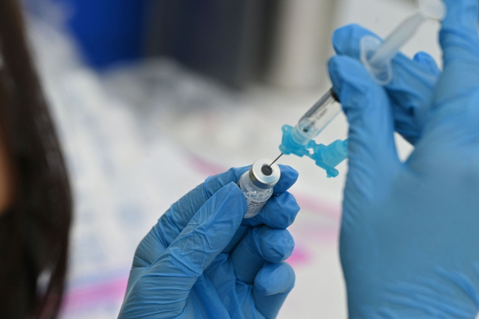 FDA:n mukaan kaksi rokoteannosta suojaa useimpia ihmisiä tehokkaasti vakavalta koronavirustaudilta. LEHTIKUVA/AFP