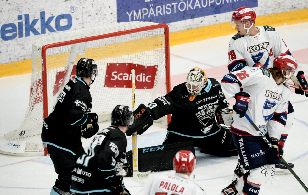 Emil Larmi pysäytti tällä kertaa TPS:n. Kuva aiemmin pelatusta HIFK-ottelusta. LEHTIKUVA / Mikko Stig