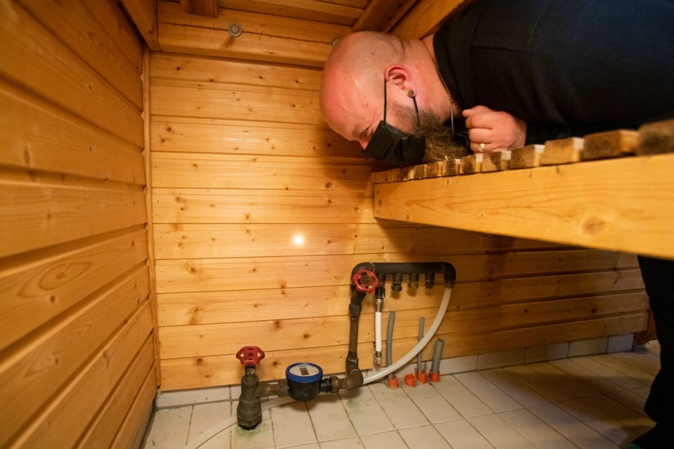 Joensuun Rantakylässä asuvan Miikka Iskalan vesimittari on lauteiden alla saunassa.