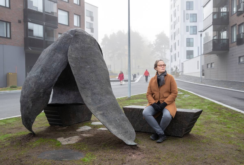 Teoksen penkeillä saa istua, mutta sen päälle ei saa kiivetä, taiteilija Maija Helasvuo sanoo.