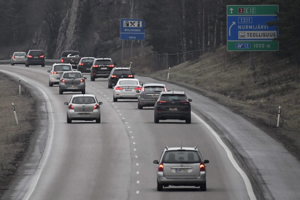 Henkilöautojen käyttö ja kotitalouksien muu liikenne tuottivat Etlan mukaan 8,3 prosenttia kaikista Suomen kasvihuonekaasupäästöistä vuonna 2018. LEHTIKUVA / Heikki Saukkomaa