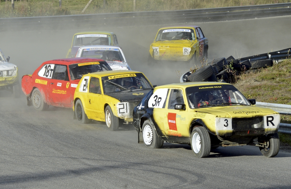Viime syksyn kilpailun finaali oli Puolangan MK/UA:n kelta-mustien autojen voittokulkua.