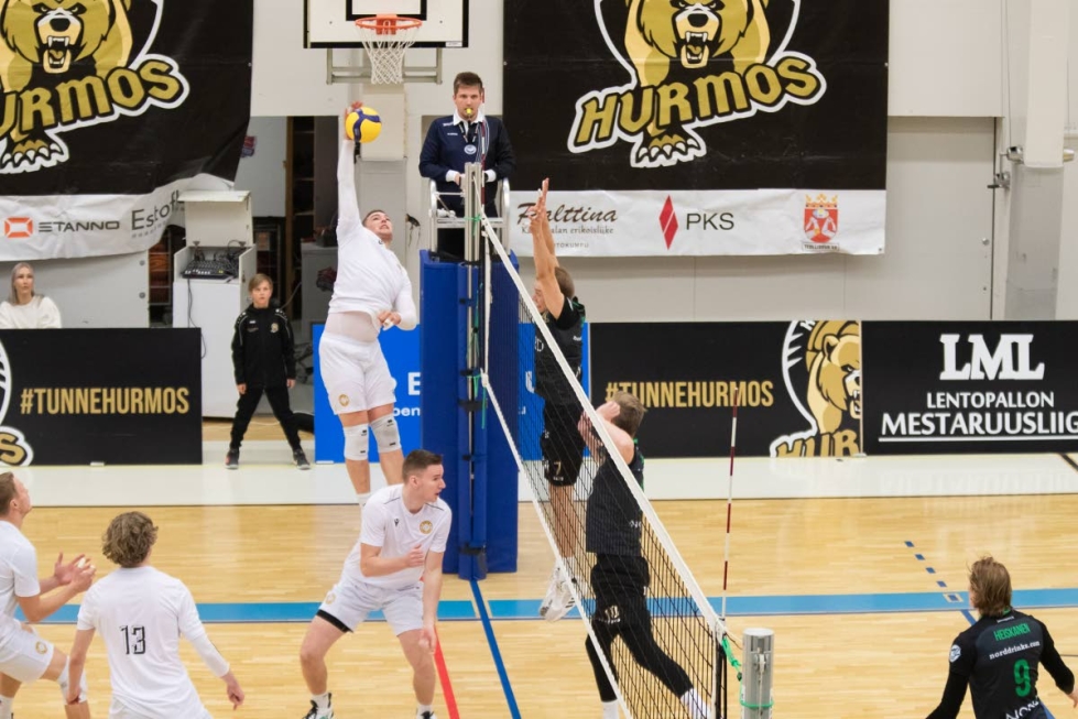 Savo Volley Mikko Räsänen oli entisessä kotisalissaan elementissään. Hurmoksen Eetu Häyrinen, Petteri Härkönen ja Jere Heiskanen eivät pystyneet pysäyttämään miestä.