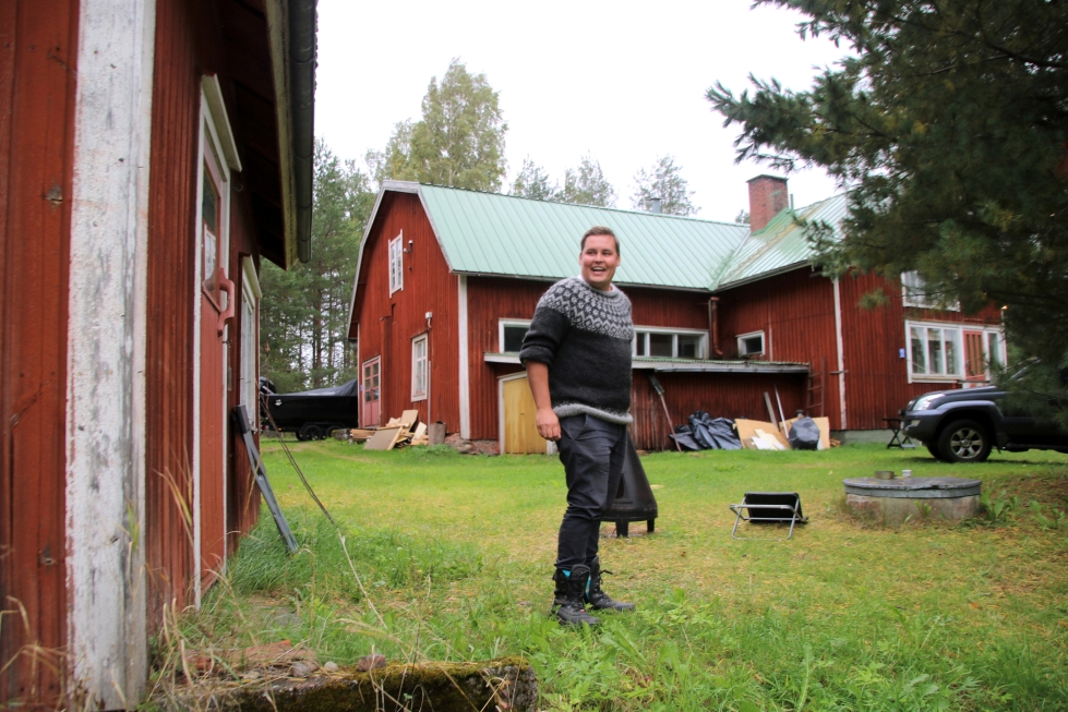 Jarno Kukkola on ihastunut ostamaansa vanhaan ja historialliseen Ruoman taloon. Hän suunnittelee päärakennuksen täydellistä kunnostamista.