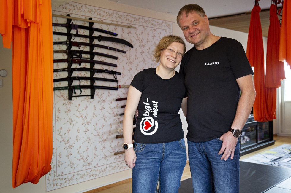 Joanna Niininen ja Mika Hoffren toteuttivat haaveensa rakentamalla tatamin ja ripustamalla ilmajoogaliinat olohuoneeseensa. 
