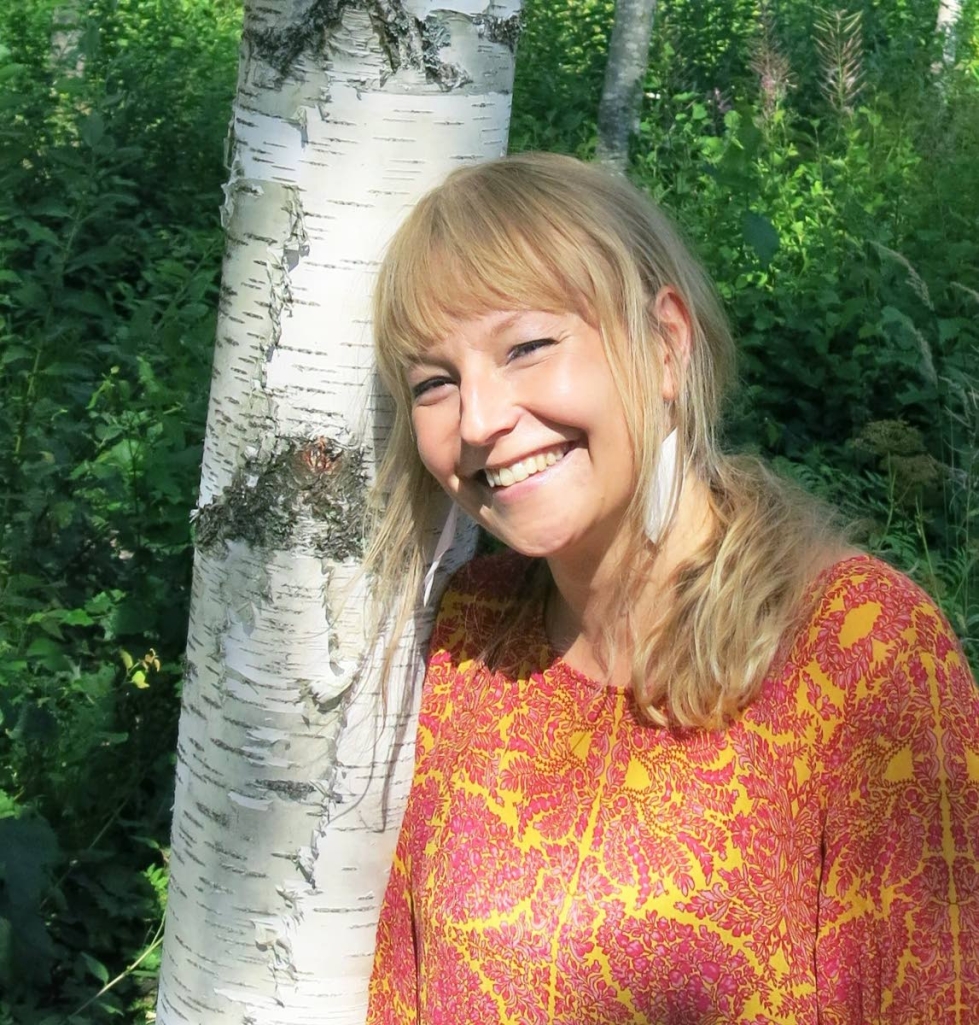 Kirjailija Piia Heikkinen haluaa tsempata ihmisiä iloisempiin ilmastotalkoisiin.
