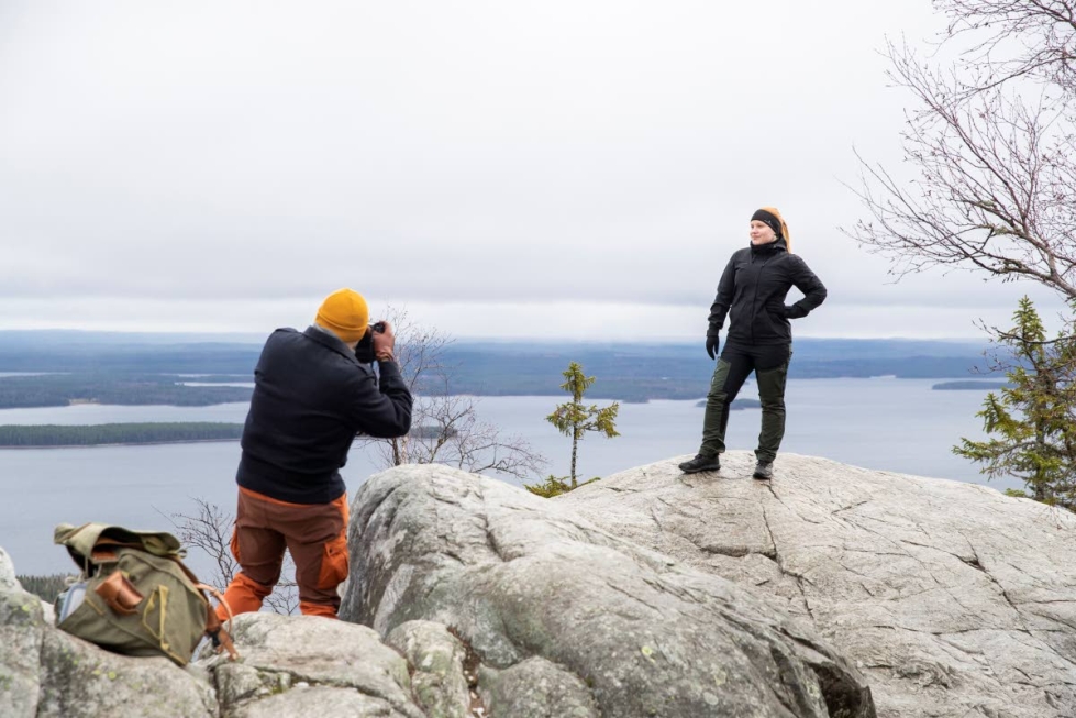 Räps! Tommi Katajisto otti Iida Pakkasesta kuvan Ukko-Kolin huipulla. Kolin suosituin kuvauspaikka veti syyslomaviikon maanantaina puoleensa innokkaita kuvaajia.