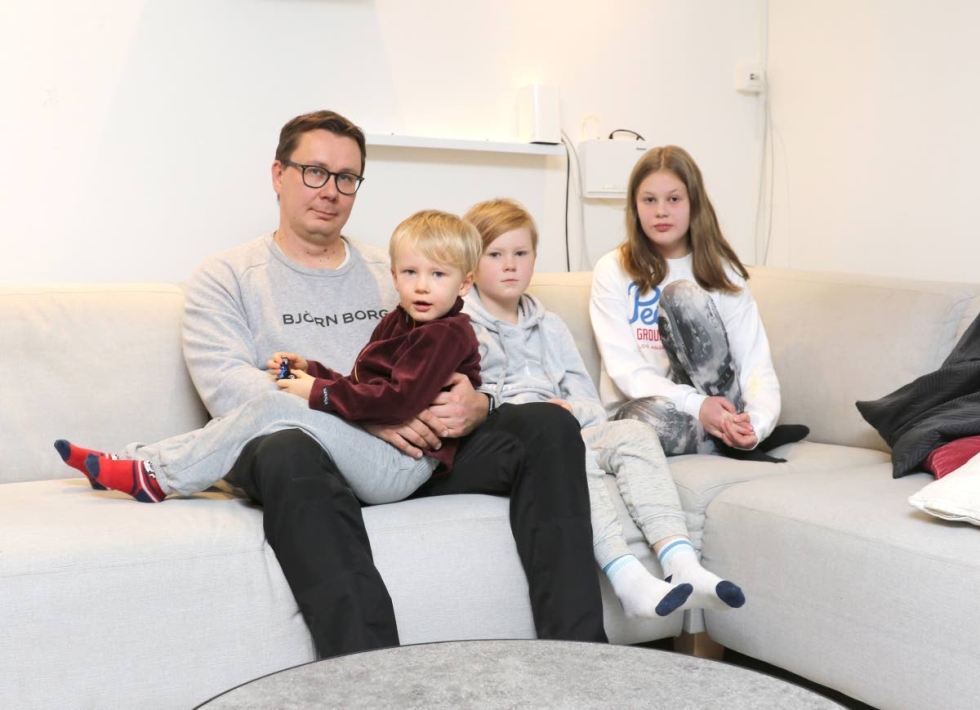 Mika Määttänen, 42, ja lapset Myrsky, 4, Viljami, 9, ja Peppiina, 12, viihtyvät Kolilla. 