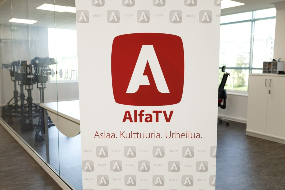 AlfaTV:n logo yrityksen tiloissa Keravalla. LEHTIKUVA / RONI REKOMAA