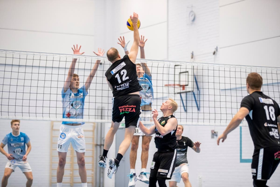 Juha Timonen lyö pallon Liperi Volleyn Saska Sinkkkosen ja Marek Pinterin torjunnan yli. Karpaaseista tilanteessa mukana myös Joonas Ryhänen ja Miikka Räsänen.
